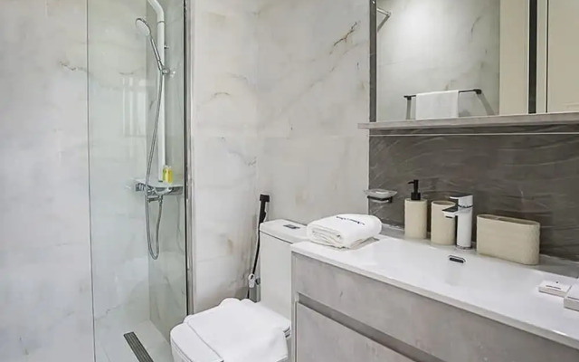 Homesgetaway -spacious 1BR Apt in Pearlz by Danube