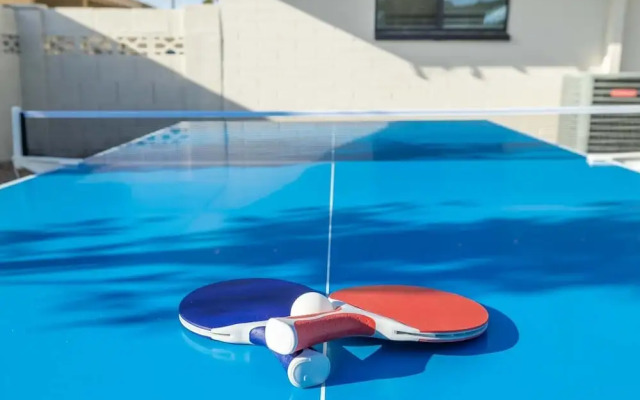 Tempe Wesleyan 4 Bedroom Home by RedAwning