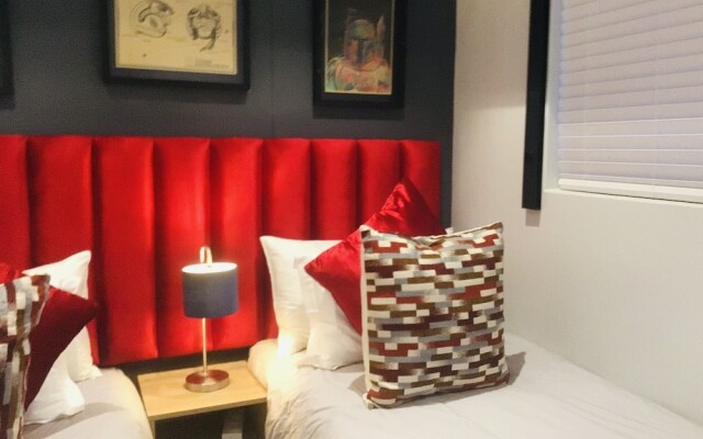 Urban Elephant 16 on Bree