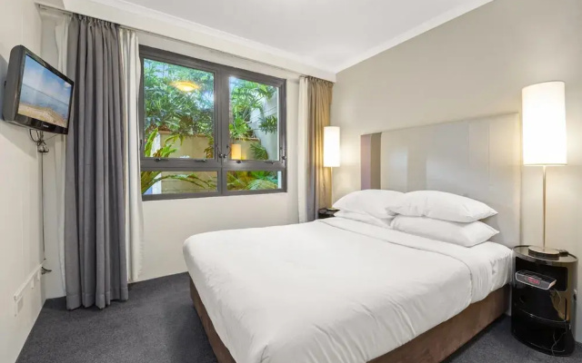 Contemporary 1-bed First Floor Unit With Pool