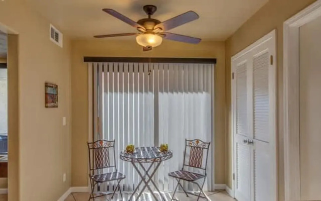 Stylish Condo With Golf Course Views