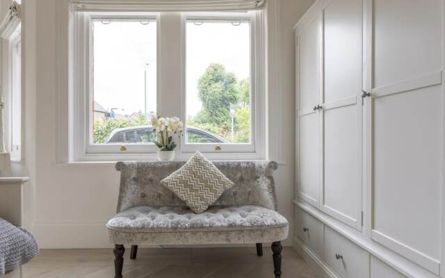 4-bed Flat in West London, Sleeps 8, 8 min to Tube