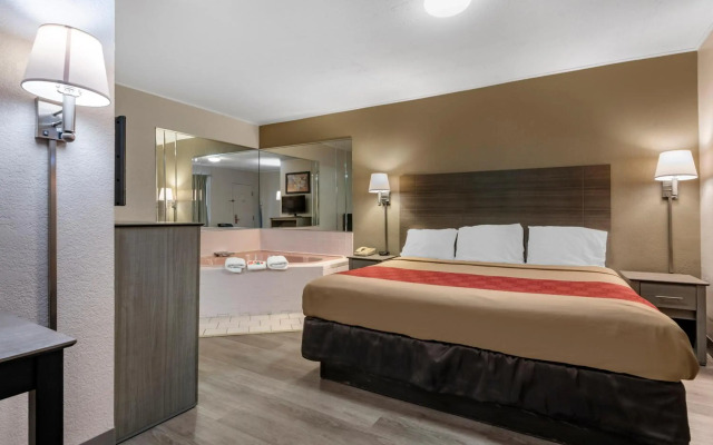 Econo Lodge Dewitt I-90