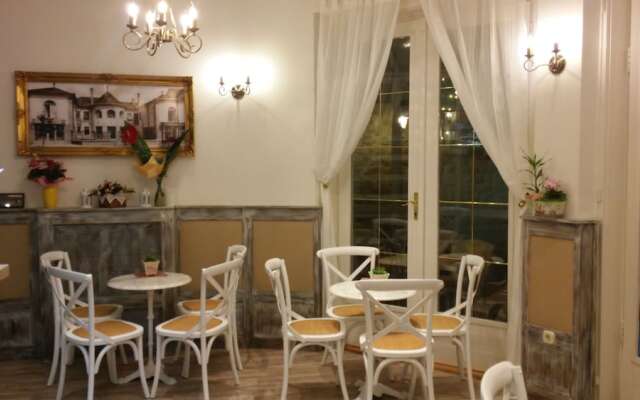 Astoria Panzió Café & Bar
