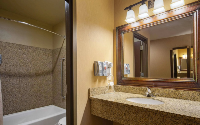 Crandon Inn and Suites