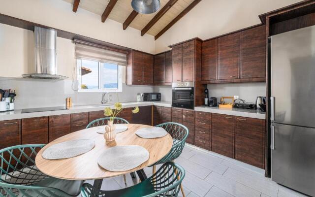 Meltemi Beach House - a seaside Luxury maisonnette