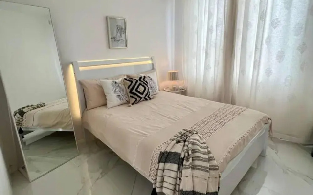 Apt - Sleeps 4 - Balcony - Pool - Parking