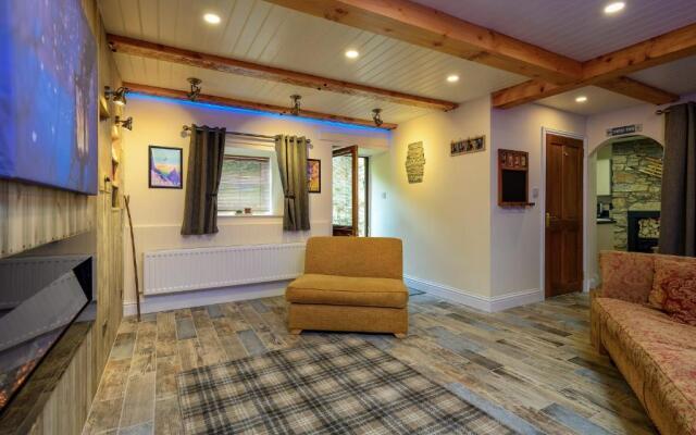 Anastasia's Secret! Cupar Swiss Alpine Style Apartment