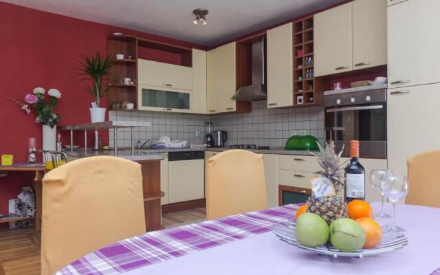 Apartment and room Marin Makarska