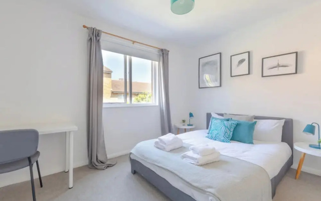 Lovely 4 Bed House w Garden, 1 Stop to Waterloo