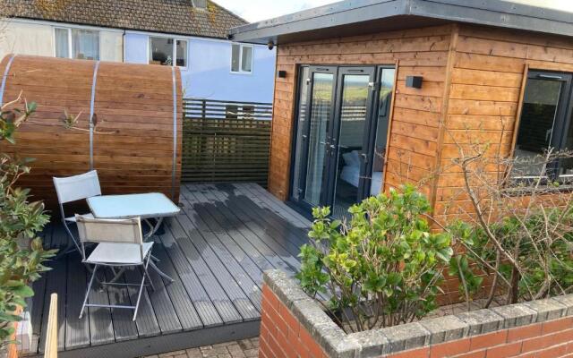 Contemporary Guest House With Outside Barrel Sauna