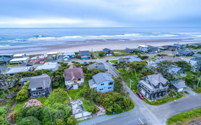 The Lakeside Caboose