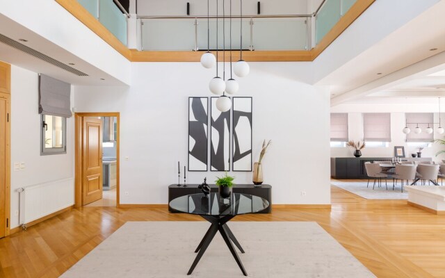 Eos Urban Villa by UPSTREET