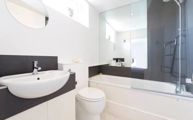 Beautiful 2 Bed W Roof Terrace in Holland Park