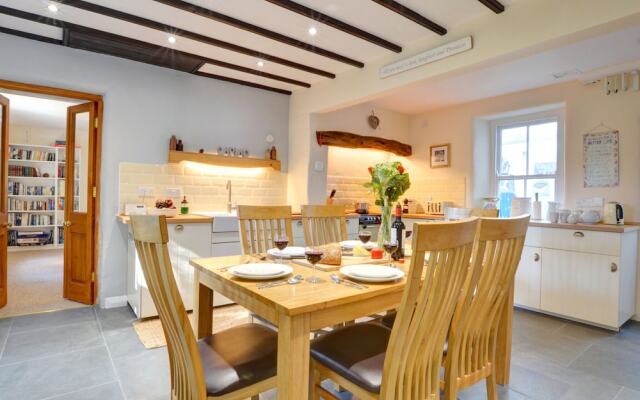 Restful Holiday Home in Glandwr near River