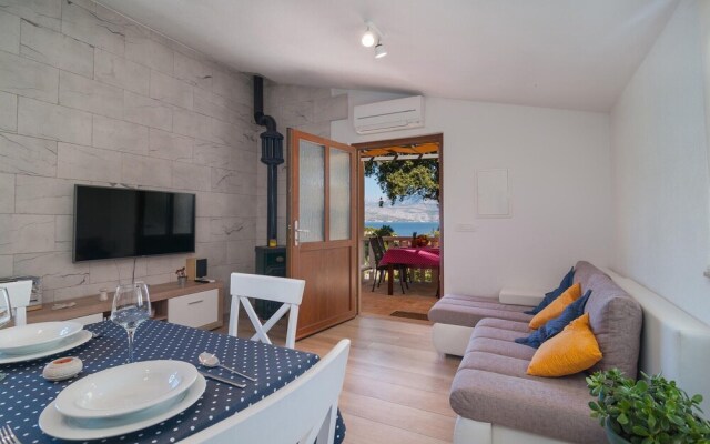 Awesome Home in Praznica With 2 Bedrooms, Jacuzzi and Wifi