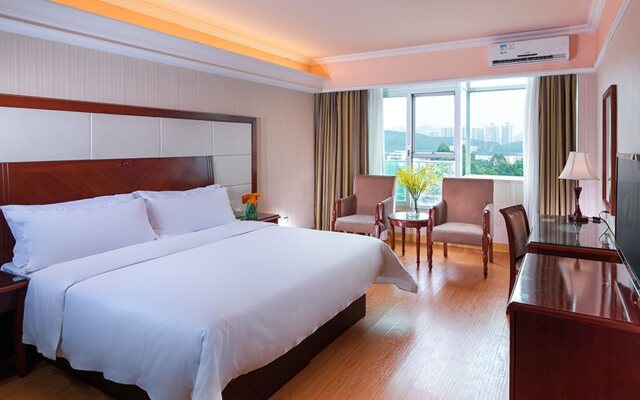 Vienna International Hotel (Shenzhen Shuanglong Subway Station)