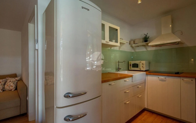 Mobile Home Rock Samphire 2