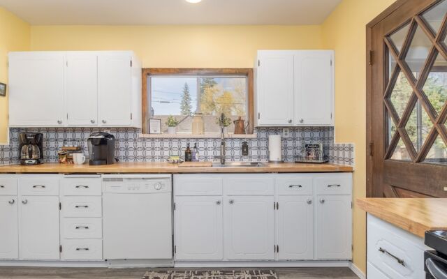 Rockwell Retreat 4 Bedroom Home by NW Comfy Cabins by RedAwning