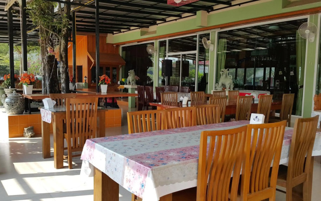 Ruen Narisra Resort