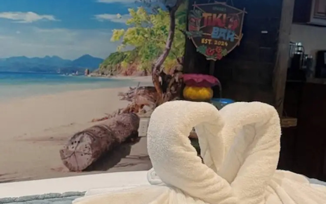 Tropical Spa Studio, Jacuzzi, Kitchen, Sparks