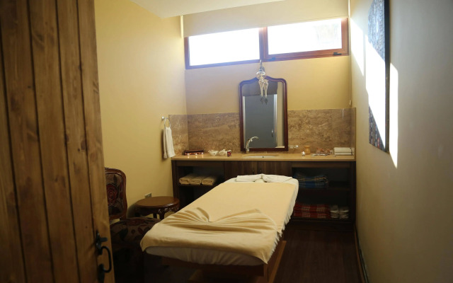 Le Chateau Lambousa Hotel