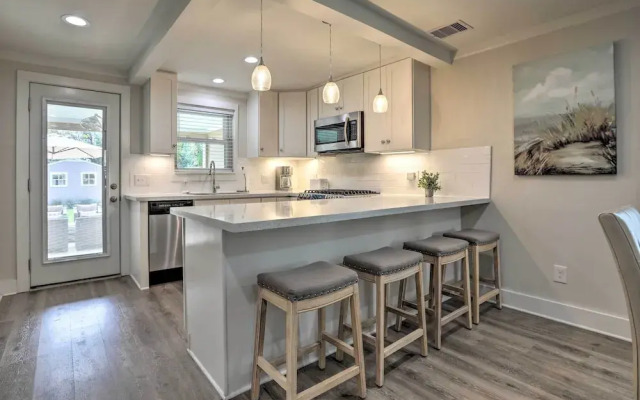 Walk to Beach: Home in Galveston!