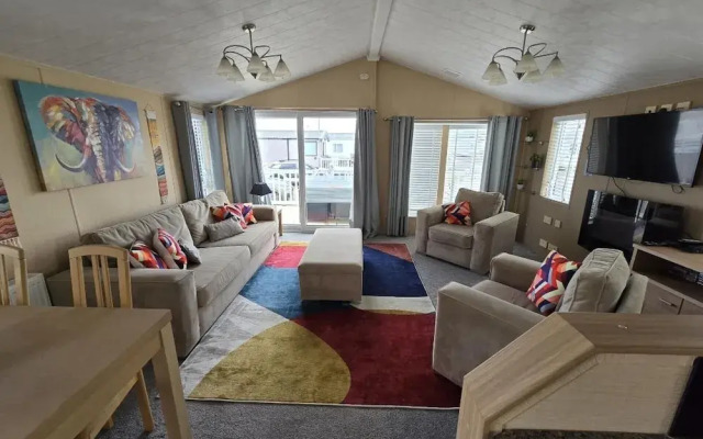 Oaklands Stunning Mini Lodge