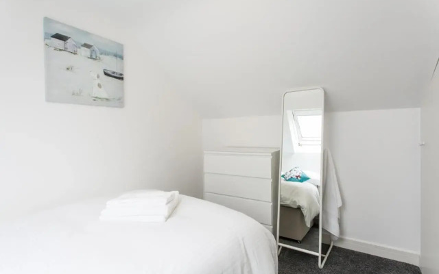 Superb Detached Coach House in Peaceful Location!