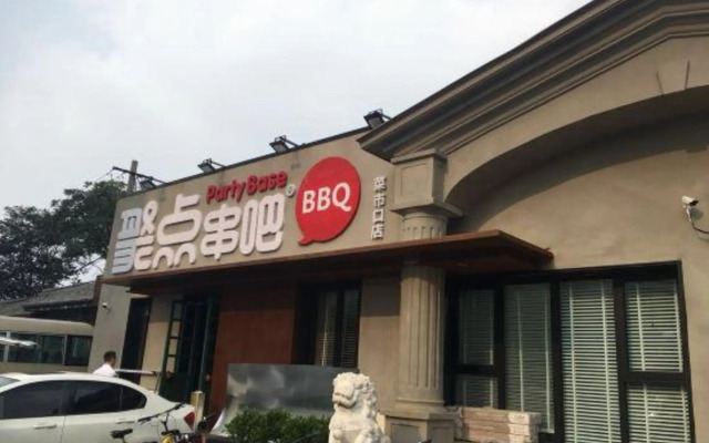 Super 8 Hotel by Wyndham Qianmen CaiShiKou Subway Station