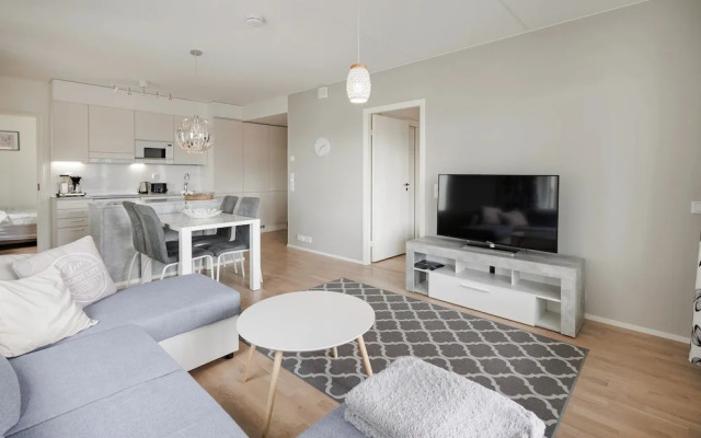 Spacious 2BR Apt - Lake View & Sauna