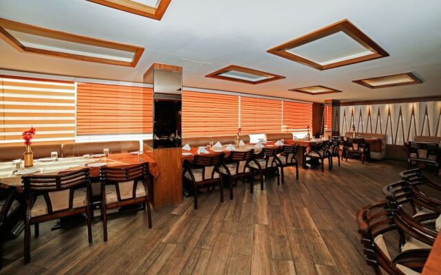 OYO 22953 Hotel Shelter