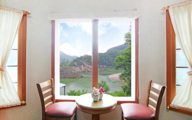 Donggang Village Caravan Pension