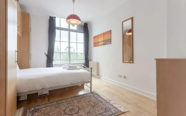 Large & Central 2BD Flat - Tower Hill