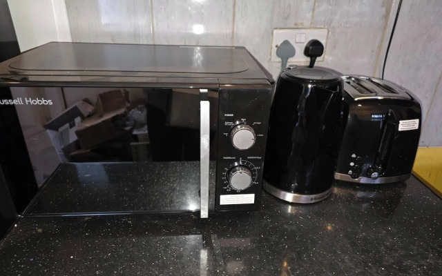 3 Bed Home Free Wifi & Netflix Central Location