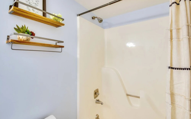 Second-floor Condo w/ Community Pool Access!