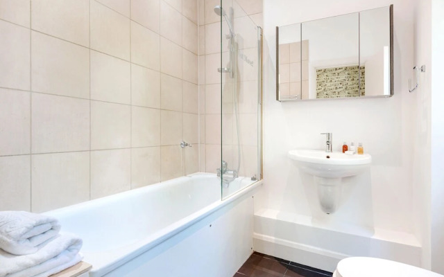 Stunning Home Near Earl's Court by Underthedoormat