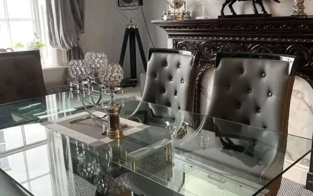 5 Bed House - Sleeps 12 - Pets - Parking