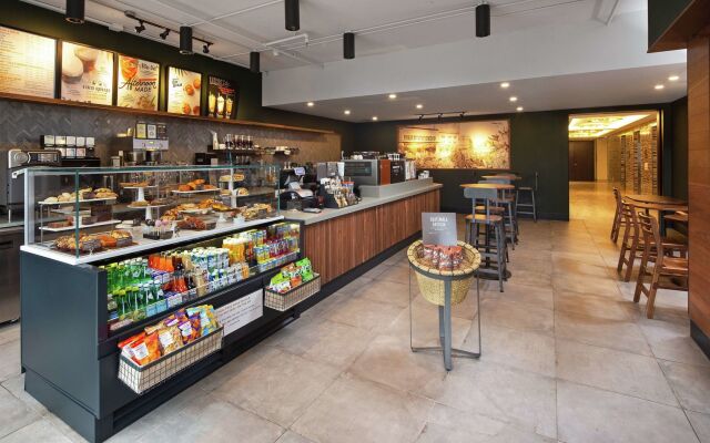 DoubleTree by Hilton Toronto Airport