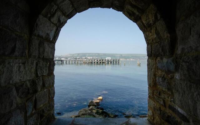 Waters Edge Balcony Apartment