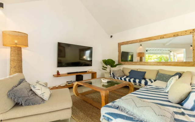 3BR Charming Villa 2 Minutes From Berawa Beach – Guest Rooms – Tibubeneng