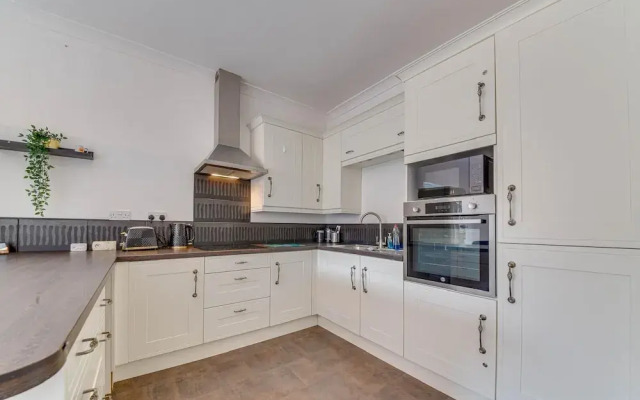 3BR Detached Bungalow w/Parking