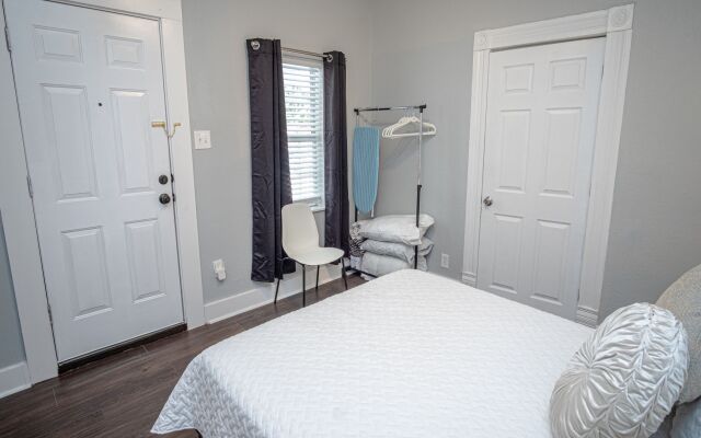 Remodeled Historic 1BR 1BA House Near Downtown