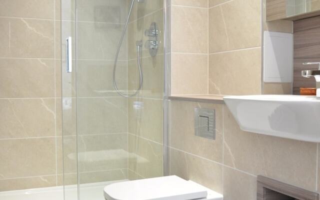 East London 2 Bedroom Flat With Balcony