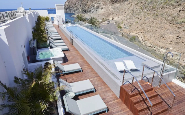 Infinity 0-3 LUXE PARTIAL SEA VIEW 2B