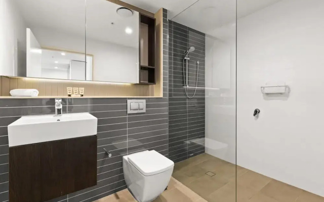 Chic 1-bed With Pool by River, Ferry & Amenities