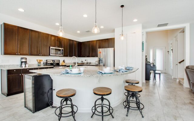 3910 Oakville Avenue