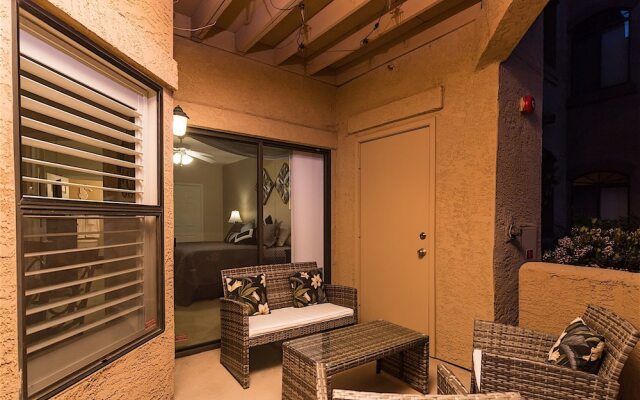 Canuck Condo 2 BR by Casago