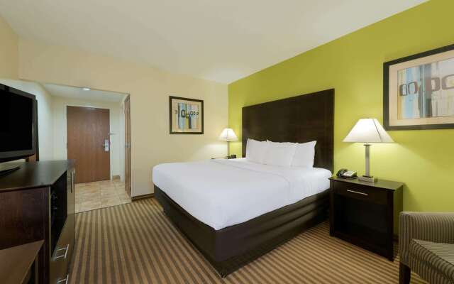 La Quinta Inn & Suites by Wyndham Columbus - Grove City