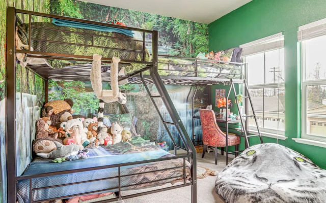 Modern California Escape Near Kayaking & Downtown!